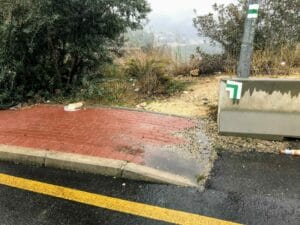 The trail down to Ein Hendek. Shvil Hamaayanot Hike.