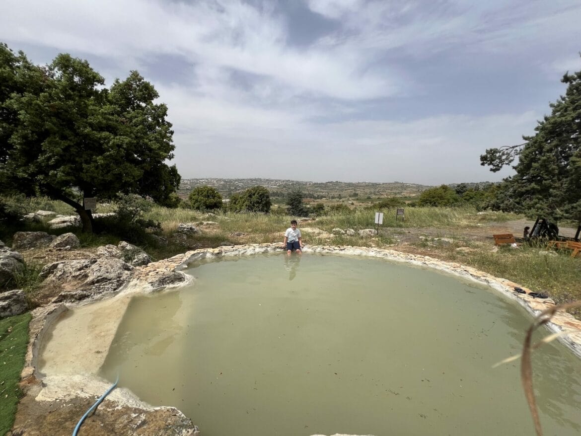 Oz VeGaon Loop Trail